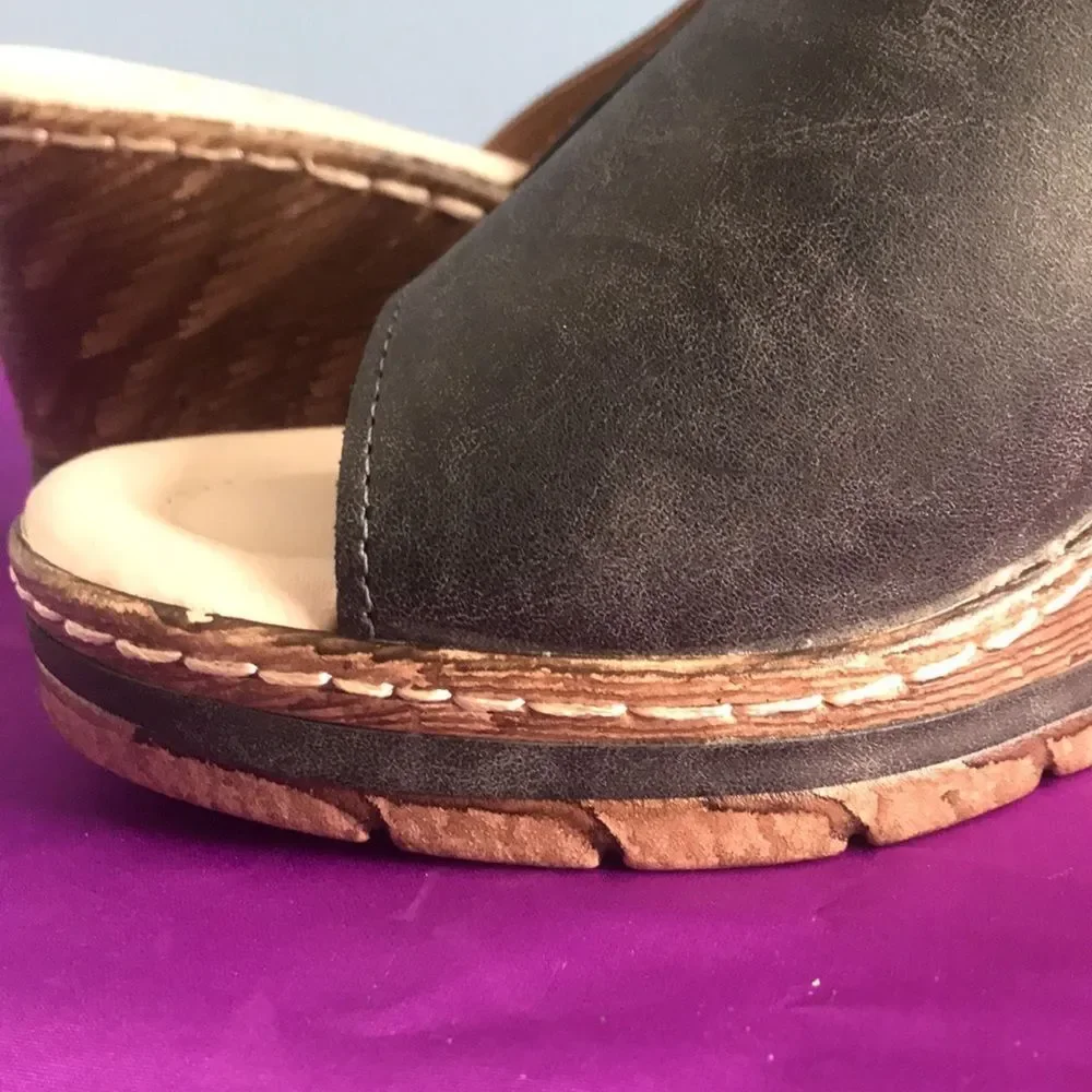 NWOT B Comfort charcoal gray faux leather slip on summer wedge sandals size 10